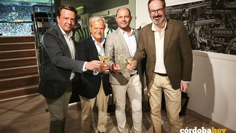 Autoridades en la promoci&oacute;n de la campa&ntilde;a puesta en marcha por la Diputaci&oacute;n de C&oacute;rdoba para la promoci&oacute;n de los vinos Montilla-Moriles, que ha comenzado en el partido del C&oacute;rdoba CF.
- MANCOMUNIDAD CAMPI&Ntilde;A SUR