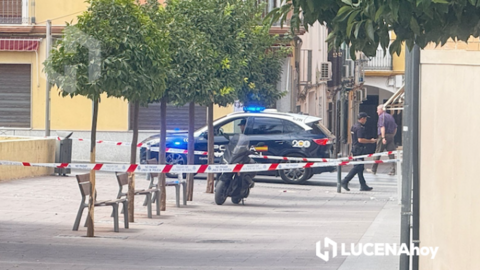 Agentes de la Polic&iacute;a Nacional junto al lugar donde se ha producido la pelea en Lucena FOTO LUCENAHOY