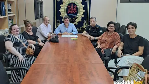 Reuni&oacute;n de Jes&uacute;s Coca (en el centro) con comerciantes del Casco Hist&oacute;rico FOTO AYUNTAMIENTO DE CORDOBA