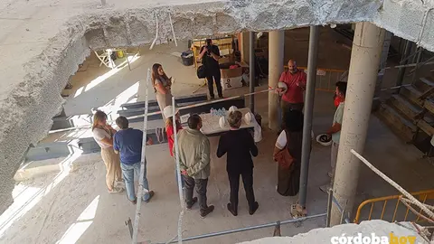 Andr&eacute;s Lorite (de espaldas con traje oscuro) visita las obras de 13 viviendas para mayores en Encinarejo FOTO DIPUTACI&Oacute;N DE C&Oacute;RDOBA