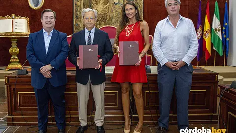 Salvador Fuentes y Teresa Llamas (centro) muestran el contrato firmado para la digitalizaci&oacute;n del ciclo del agua FOTO DIPUTACI&Oacute;N DE C&Oacute;RDOBA
