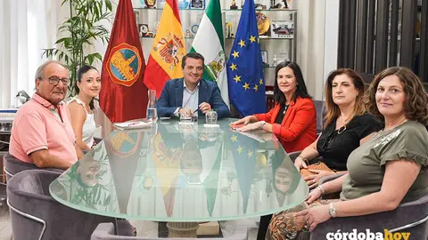 El alcalde de C&oacute;rdoba, Jos&eacute; Mar&iacute;a Bellido, y la nueva secretaria general de UGT, Encarna Laguna, mantienen la primera reuni&oacute;n desde la elecci&oacute;n de &eacute;sta como m&aacute;xima responsable del sindicato en la provincia. Asisten miembros de UGT y Cintia Bustos FOTO AYUNTAMIENTO DE C&Oacute;RDOBA