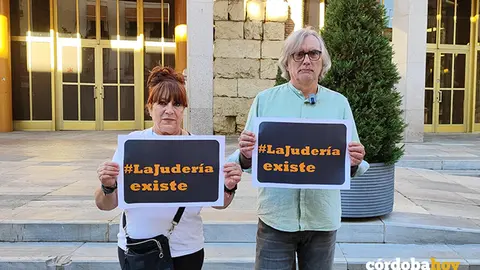 Lourdes Mart&iacute;nez y Manuel Ortega, de La Juder&iacute;a Existe, ante el Ayuntamiento FOTO LA JUDER&Iacute;A EXISTE