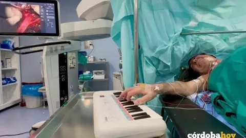 El paciente tocando el &oacute;rgano durante la intervenci&oacute;n FOTO HOSPITAL DE LA CRUZ ROJA