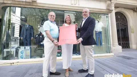 La delegada de Cultura, Isabel Alb&aacute;s, presenta el concurso de escaparates para rendir homenaje a Julio Romero de Torres FOTO AYUNTAMIENTO DE C&Oacute;RDOBA