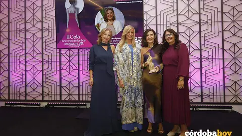 Roc&iacute;o Blanco muestra el 'Reconocimiento MarcaMujer 2025', que, en la categor&iacute;a de 'Compromiso', ha recogido en C&oacute;rdoba FOTO JUNTA DE ANDALUC&Iacute;A