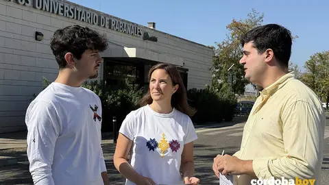 La senadora del PP por C&oacute;rdoba Cristina Casanueva con &Aacute;ngel L&oacute;pez y un joven en el Campus de Rabanales FOTO PP