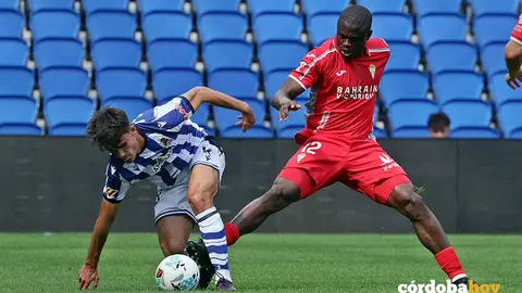 Franck Fomeyem en un lance del partido entre la Real Sociedad B y el C&oacute;rdoba FOTO CCF