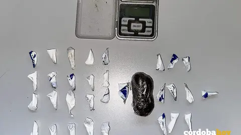 Droga y balanza intervenidas por la Guardia Civil en Encinas Reales FOTO GUARDIA CIVIL