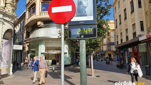Term&oacute;metro de la capital cordobesa con 24 grados en la pantalla, en una imagen de archivo