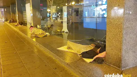 Personas sin hogar en pleno Centro de C&oacute;rdoba, en una imagen de archivo