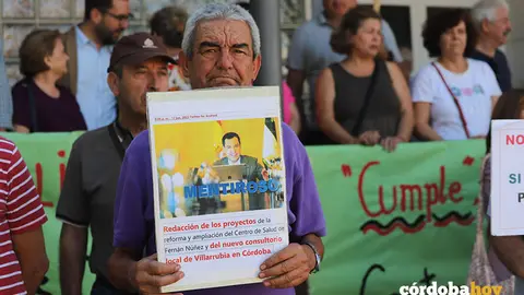Concentraci&oacute;n vecinal en Villarrubia por el nuevo centro de salud FOTO &Aacute;LVARO SANTOS L&Oacute;PEZ