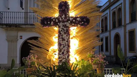 Cruz de Mayo de la Hermandad del Via Crucis, con la colaboraci&oacute;n con la Escuela de Arte y Superior de Dise&ntilde;o 'Mateo Inurria', con la mirada puesta en el Barroco cordob&eacute;s, en una imagen de archivo