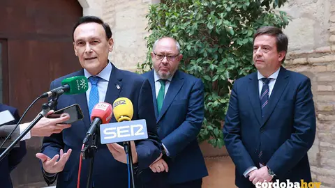 G&oacute;mez Villamandos atiende a los medios en Lucena, acompa&ntilde;ado por Torralbo y Fern&aacute;ndez FOTO ROC&Iacute;O RUZ / EUROPA PRESS