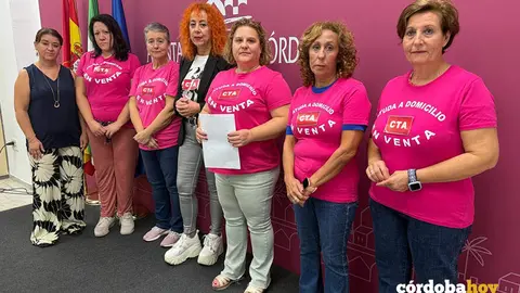 Irene Ruiz (izquierda) con trabajadoras de ayuda a domicilio en C&oacute;rdoba, con Mari Paz Ruiz en el centro FOTO HACEMOS C&Oacute;RDOBA