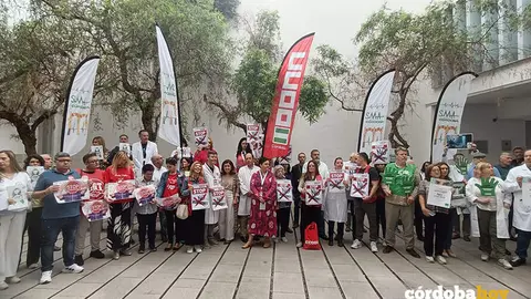 Concentraci&oacute;n de CCOO en el centro de salud Lucano tras las &uacute;ltimas agresiones a profesionales sanitarios FOTO CCOO