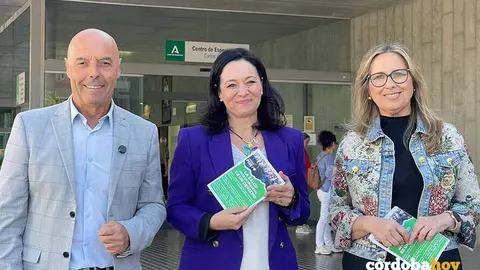 Cresp&iacute;n (centro), entre Hurtado y Luna, ante el Centro de Salud Castilla del Pino FOTO PSOE