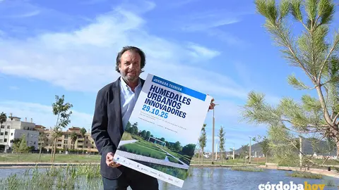 Daniel Garc&iacute;a-Ibarrola con el cartel de la jornada FOTO EMACSA