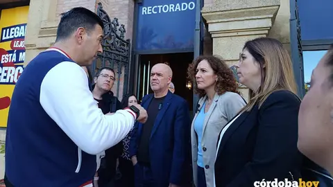 Unai Sordo (centro), junto a Nuria L&oacute;pez, a las puertas del Rectorado de la Universidad de C&oacute;rdoba FOTO EUROPA PRESS