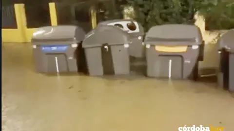Contenedores medio flotando por la crecida del agua por las fuertes lluvias IMAGEN SACADA DE UN VIDEO VECINAL