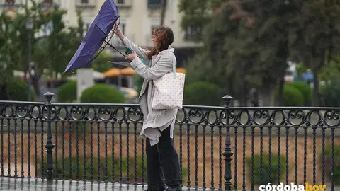 Persona protegi&eacute;ndose de la lluvia y el viento, en una imagen de archivo FOTO MAR&Iacute;A JOS&Eacute; L&Oacute;PEZ / EUROPA PRESS