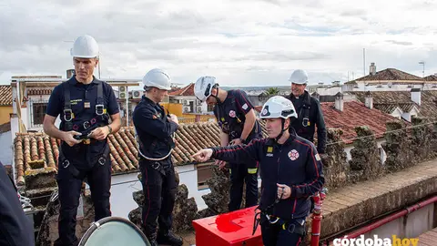 Altos mandos de los bomberos de Par&iacute;s visitan la Mezquita-Catedral, junto a bomberos de C&oacute;rdoba, para conocer sus medidas de autoprotecci&oacute;n FOTO CABILDO CATEDRAL DE C&Oacute;RDOBA