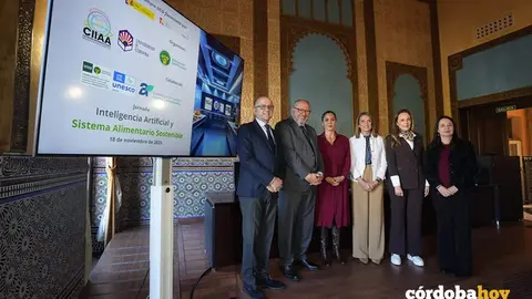 Loreto del Valle (tercera por la izquierda) y Manuel G&oacute;mez Galera (izquierda), junto a otras autoridades, en la inauguraci&oacute;n de la jornada 'Inteligencia Artificial y Sistema Alimentario Sostenible' FOTO JUNTA DE ANDALUC&Iacute;A