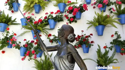 Estatua de La Regadora en C&oacute;rdoba como s&iacute;mbolo de Los Patios cordobeses