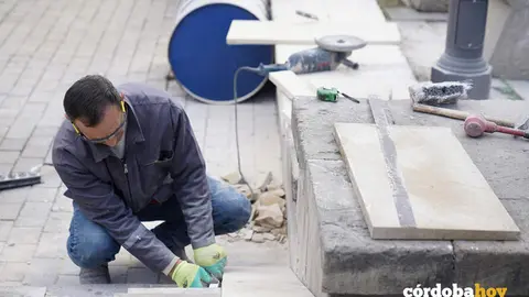 Trabajador del PFEA en la capital cordobesa FOTO AYUNTAMIENTO DE C&Oacute;RDOBA