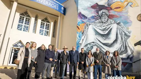 Foto de familia de autoridades acad&eacute;micas junto a la artista Eva Vega, autora del nuevo mural FOTO UCO