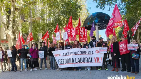 Protesta de la plantilla de Cruz Roja de C&oacute;rdoba en el Templete del Bulevar Gran Capit&aacute;n FOTO CCOO