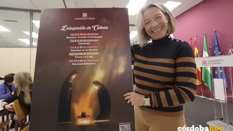 La concejala de Cultura en el Ayuntamiento de C&oacute;rdoba, Isabel Alb&aacute;s, con era programa navide&ntilde;o de su Delegaci&oacute;n FOTO RAFA MELLADO SENIOR