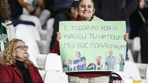 Partido C&oacute;rdoba CF-C&aacute;diz CF. La pancarta en ruso dice: "Contigo hasta el final, all&iacute; donde vaya el equipo os apoyamos"
