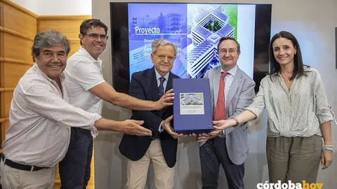 El presidente de la Diputaci&oacute;n de C&oacute;rdoba, Salvador Fuentes (centro), en la presentaci&oacute;n del proyecto de remodelaci&oacute;n de los Colegios Provinciales FOTO DIPUTACION DE CORDOBA
