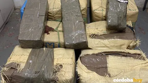 Parte de los m&aacute;s de 400 kilos de hach&iacute;s en fardos decomisados por la Polic&iacute;a Nacional de C&oacute;rdoba FOTO CNP