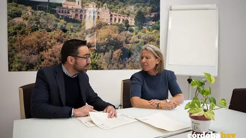 Jes&uacute;s Garc&iacute;a e Isabel Alb&aacute;s en la firma del convenio entre Sadeco y Fundaci&oacute;n Prode FOTO AYUNTAMIENTO DE C&Oacute;RDOBA