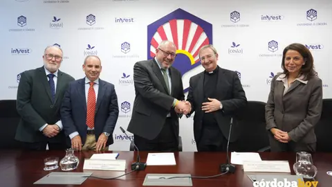 El rector y el de&aacute;n, junto a los investigadores responsables del proyecto y la vicerrectora de Innovaci&oacute;n y Transferencia FOTO UCO