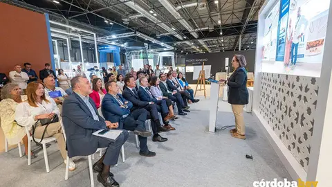 La presidenta del Imdeec, Blanca Torrent, con joyeros FOTO AYUNTAMIENTO DE C&Oacute;RDOBA