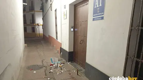 Suciedad a las puertas de un apartamento tur&iacute;stico del Casco Hist&oacute;rico cordob&eacute;s FOTO NODO CORDUBA