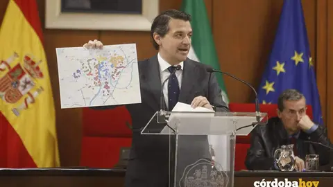 El alcalde, Jos&eacute; Mar&iacute;a Bellido, con el mapa de actuaciones en la ciudad en materia de accesibilidad FOTO RAFA MELLADO SENIOR