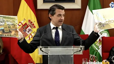 El alcalde, Jos&eacute; Mar&iacute;a Bellido, durante el debate del estado de la ciudad, muestra el proyecto de entoldado en la Feria FOTO TELEVISI&Oacute;N MUNCIPAL