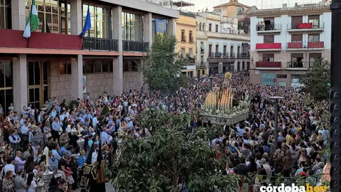Paso de una procesi&oacute;n por la puerta del Ayuntamiento de C&oacute;rdoba FOTO PARTIDO VERDE