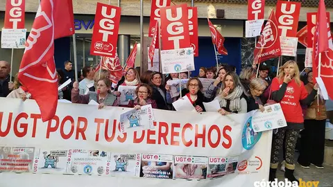 UGT Servicios P&uacute;blicos (UGT SP) de C&oacute;rdoba se concentra ante las puertas de la empresa Atende, que asumi&oacute; desde mediados del a&ntilde;o 2024 el servicio de ayuda a domicilio de la capital cordobesa, en una imagen de archivo FOTO UGT