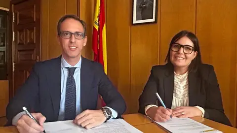 El alcalde de Pozoblanco, Santiago Cabello, y la jefa provincial de Tr&aacute;fico en C&oacute;rdoba, Piedad S&aacute;nchez, firman el acuerdo FOTO AYUNTAMIENTO DE POZOBLANCO