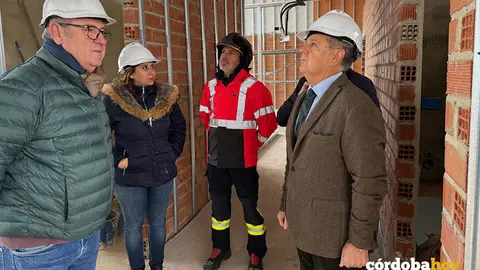 Salvador Fuentes (derecha) visita las obras de remodelaci&oacute;n integral del Parque de Bomberos de Montoro FOTO DIPUTACI&Oacute;N DE C&Oacute;RDOBA