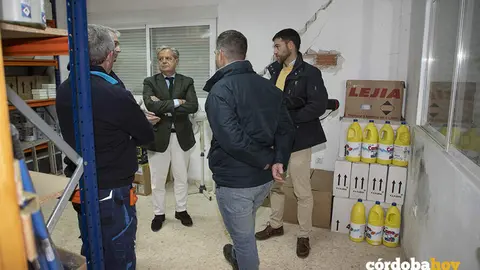 El presidente de la Diputaci&oacute;n de C&oacute;rdoba, Salvador Fuentes (centro), en su visita a Fern&aacute;n N&uacute;&ntilde;ez FOTO DIPUTACION DE CORDOBA