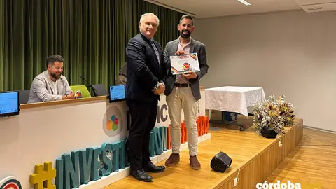 El enfermero Pedro Ar&eacute;valo recibe el premio de manos de Alberto Castro, representante de la Fundaci&oacute;n Kutxabank FOTO COLEGIO DE ENFERMER&Iacute;A