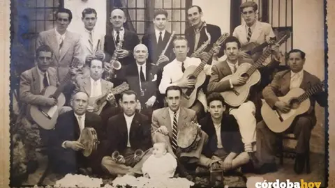 Los Cantos de la Aurora de Priego constituyen una tradici&oacute;n musical mantenida por los Hermanos de la Aurora, tambi&eacute;n conocidos como los 'auroros', como los de esta imagen del pasado siglo FOTO JUNTA DE ANDALUC&Iacute;A