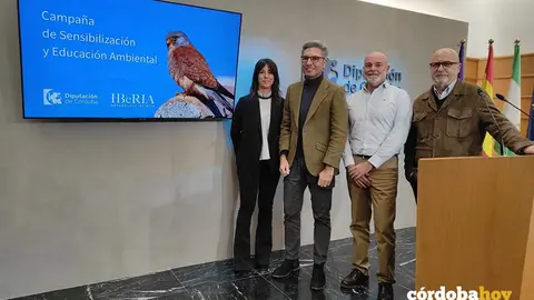 El delegado de Infraestructuras, Sostenibilidad y Agricultura, Andr&eacute;s Lorite (segundo por la izda.), y el director de la cinta, Arturo Menor (tercero), en la presentaci&oacute;n de la campa&ntilde;a FOTO EUROPA PRESS