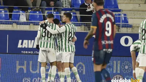 Los jugadores del C&oacute;rdoba CF celebran su primer gol ante el Huesca FOTO LALIGA HYPERMOTION